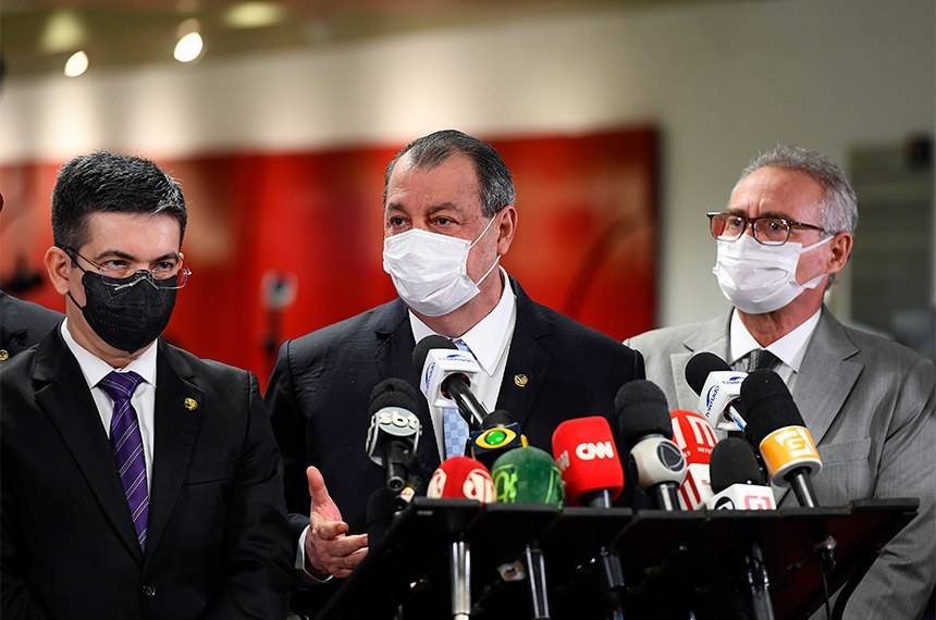 Randolfe Rodrigues, Omar Aziz e Renan Calheiros em entrevista durante a CPI da Pandemia